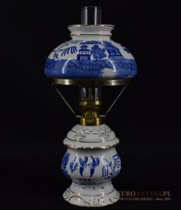 Stara stylowa lampa naftowa ceramiczna w klimacie retro vintage.