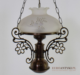 Bajkowa lampa sufitowa z kloszem w rustykalnym stylu.