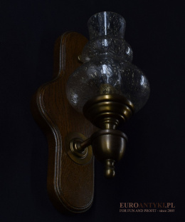 Duża rustykalna lampa ścienna z drewna, mosiądzu i szkła. Retro kinkiet.