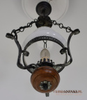 rustykalna lampa widząca do holu