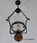 rustykalna lampa widząca do antresoli