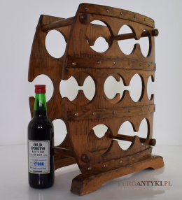 Starodawny rustykalny drewniany stojak na wina z dawnych lat.