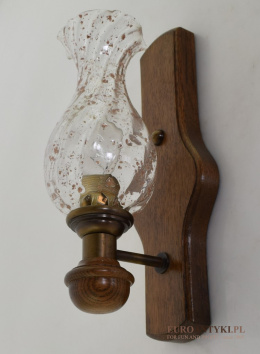 Wysoki kinkiet drewniany ze szklanym kloszem w rustykalnym stylu