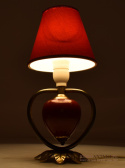 czerwona lampka stołowa przechylana