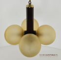 Żyrandol retro - lampa wisząca z 4 żółtymi szklanymi kulami.