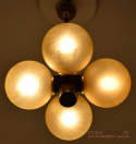 Żyrandol retro - lampa wisząca z 4 żółtymi szklanymi kulami.