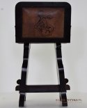 Zamkowe siedzisko, stołek ręcznie rzeźbiony w rycerskim klimacie