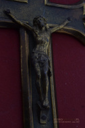 Antyk Talerz Dekoracyjny z Ukrzyżowanym Jezusem Chrystusem INRI – Muzealna Jakość i Duch Historii