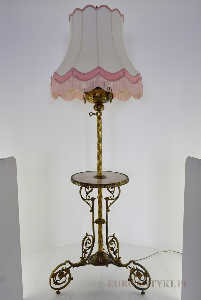 Eklektyczna lampa stojąca