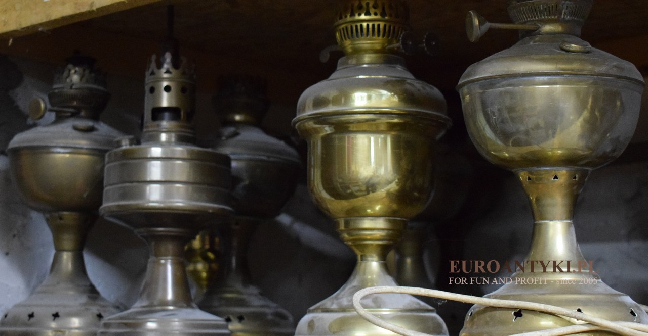 Lampy Naftowe Antyczne Przerobione na Elektryczne: Połączenie Tradycji z Nowoczesnością