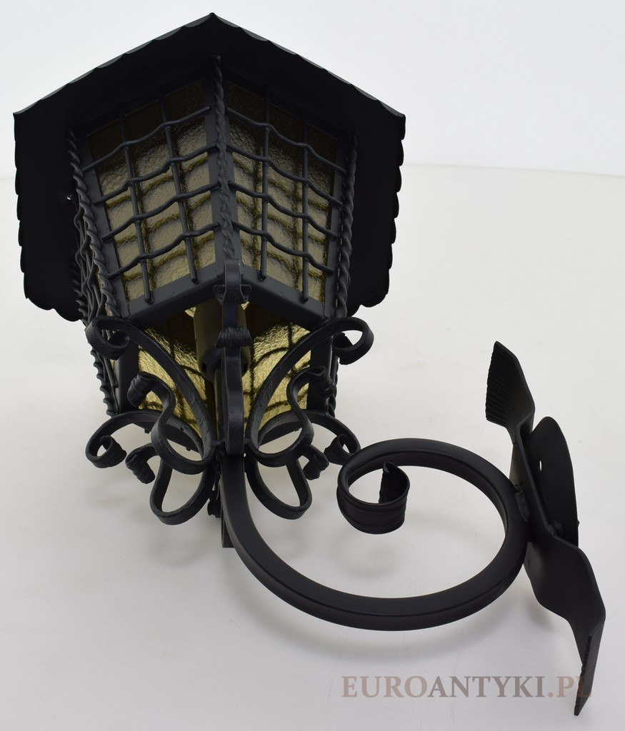 Starodawna metalowa lampa na ganek