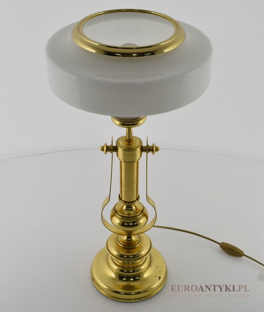 stara mosiężna lampa stołowa